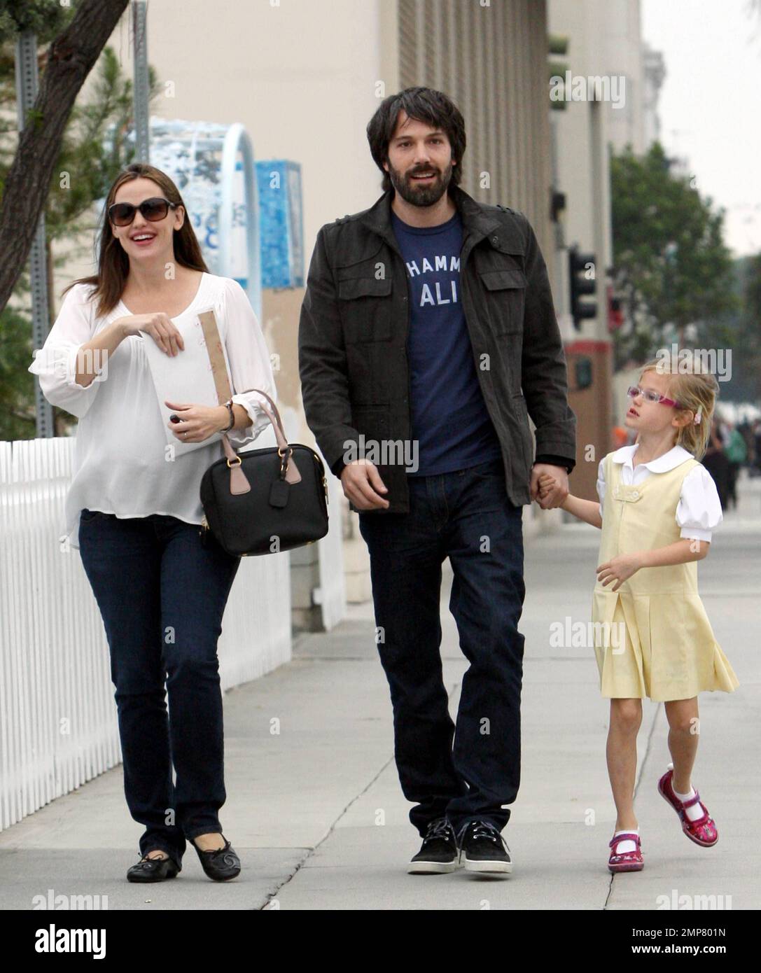 Avec ses cheveux déchiquetés, sa barbe et sa moustache, Ben Affleck, de style robuste, passe une journée avec sa femme enceinte Jennifer Garner et sa fille Violet, âgée de 5 ans. Violet aura 6 ans demain, 1 décembre. Le trio a semblé une famille très heureuse et adorable comme ils se sont roulés ensemble, Ben tenant les mains avec Violet et la portant à un point. Jennifer attend leur troisième enfant et doit le faire au début de 2012. Santa Monica, Californie. 30th novembre 2011. Banque D'Images