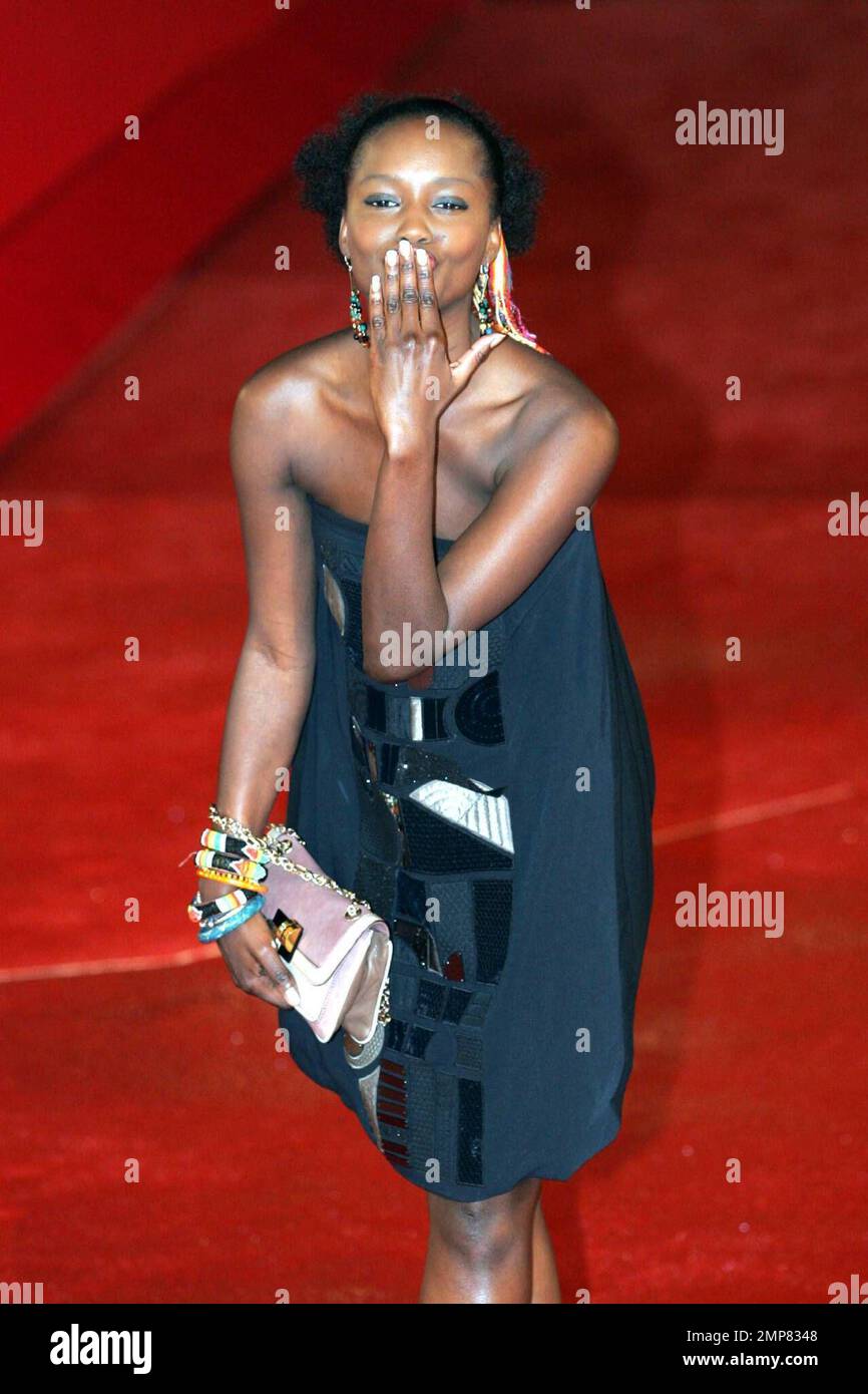 Fatou n'Diaye marche le tapis rouge lors de la première de 'aide-toi et le ciel t'aldera' au Festival du film de Rome, Italie. 10/27/08. Banque D'Images