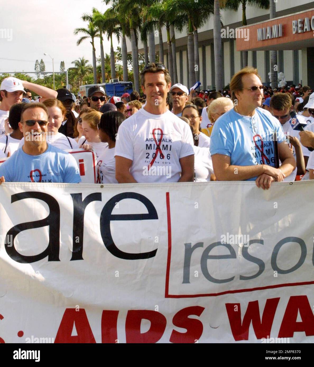 Rupert Everett est Grand Marshall pour AIDS Walk Miami 2006. Le défilé a défilé sur 3.1 kilomètres à travers South Beach et a passé devant des monuments célèbres tels que le Lincoln Theatre, le centre des congrès et le tristement célèbre gay Bar 'Core'. Rupert a également reçu la clé de la ville et a reçu un baiser de M. Miami Beach Michael aller, 4/23/06 Banque D'Images