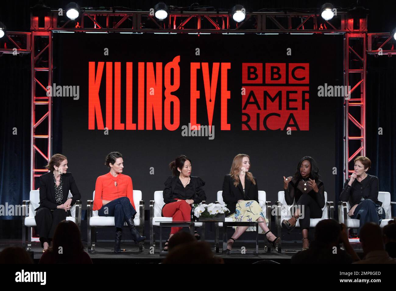 Sally Woodward Gentle, from left, Phoebe Waller-Bridge, Sandra Oh, Jodie Comer, Kirby Howell-Baptiste and Fiona Shaw participate in the "Killing Eve" panel during the BBC America Television Critics Association Winter Press Tour on Friday, Jan. 12, 2018, in Pasadena,Calif. (Photo by Richard Shotwell/Invision/AP) Banque D'Images