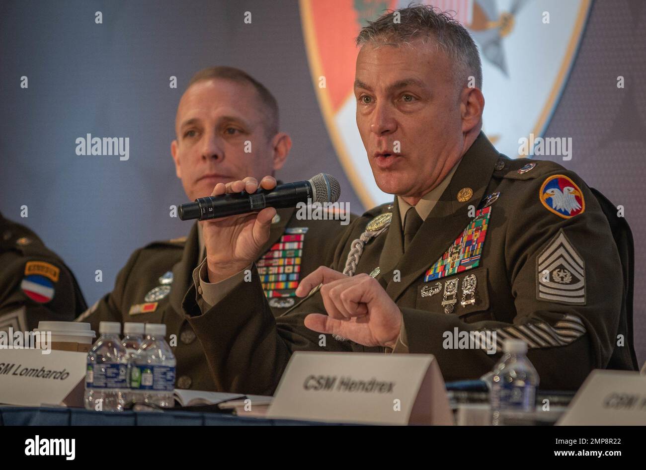 Commandant Sgt. Maj. Andrew J. Lombardo, commandant sergent major, États-Unis Le Commandement de la Réserve de l'Armée de terre parle des défis qui se posent dans la Réserve de l'Armée de terre à environ 300 chefs principaux inscrits pendant le Sergent-major du Forum de perfectionnement professionnel de l'Armée de terre à la Convention de l'Association of the United States Army à Washington, D.C., le 11 octobre. Le thème du forum était la gestion de la formation et comprenait divers sujets, notamment l'attribution de temps et de possibilités de formation limités. (États-Unis Photo de la réserve de l'armée par le Sgt. 1st classe Brant C. Powell) Banque D'Images