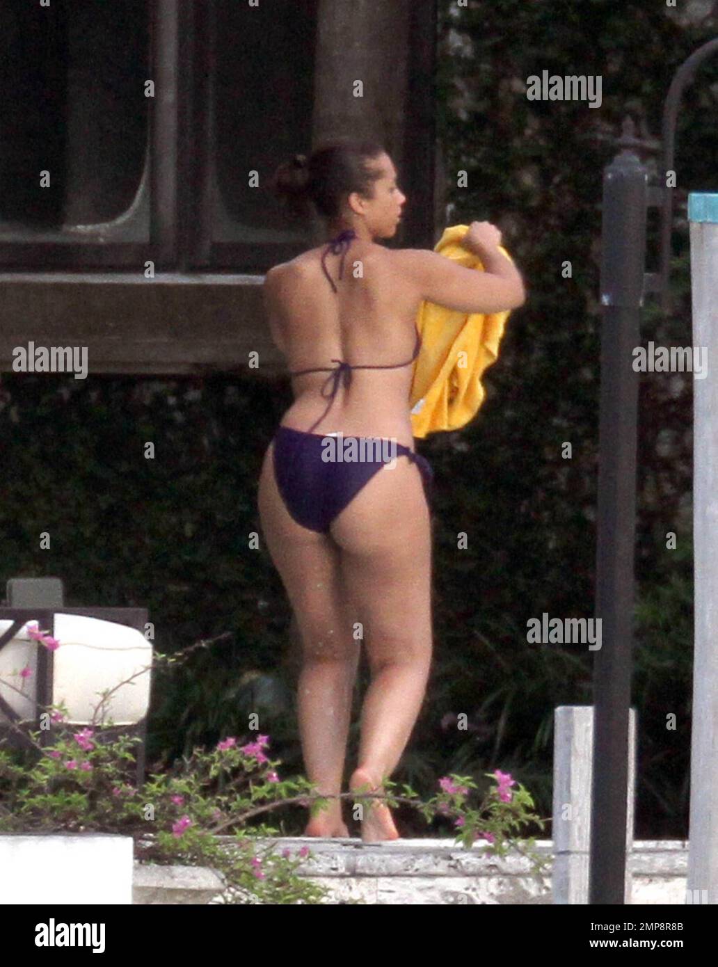 Alicia Keys montre son corps de bikini post-bébé lors d'une pause au bord  de la piscine à Miami, FL. 7/22/11. Tél. : 305 542 9275 Photo Stock - Alamy