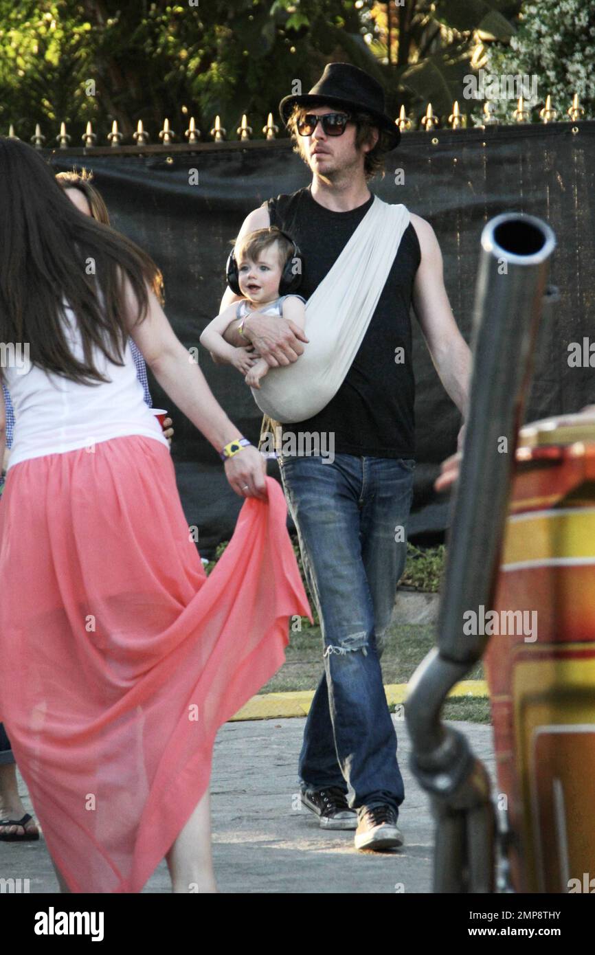 L'actrice Alicia Silverston ainsi que son mari Christopher Jarecki et son fils de 11 mois Bear Blu ont été repérés au Festival de musique Coachella 2012. Alicia portait un haut bleu avec un Jean bleu roulé et des tongs tandis que Christopher portait leur fils dans une élingue pour bébé. L'élégant Bear Blu a été vu porter des écouteurs. Indio, Californie 21st avril 2012. . Banque D'Images