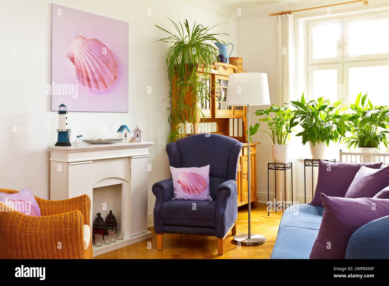 Concept personnalisable de décoration d'intérieur : salon avec un imprimé carré en toile d'une image de coquille rose et un oreiller de même sur chaise à dossier. Banque D'Images