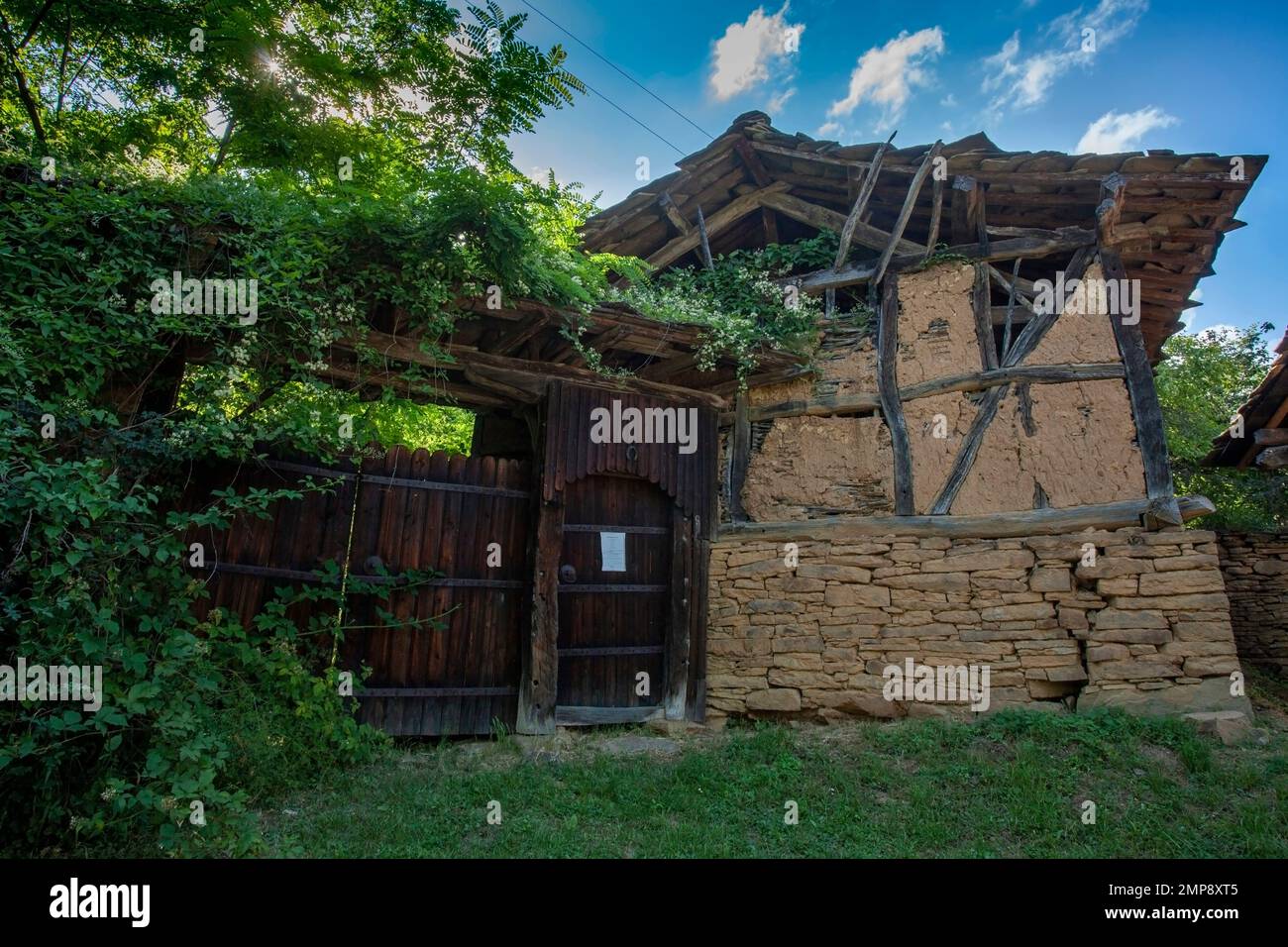 Village de Staro Stefanovo, maison abandonnée, nécrologie à la porte ...