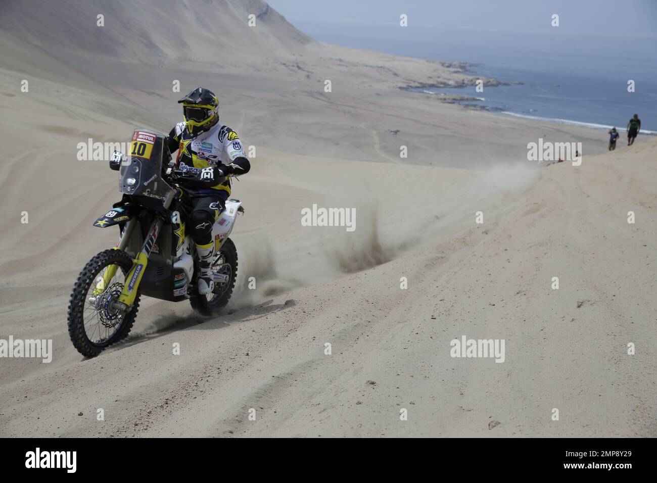 Pablo Quintanilla, of Chile, rides his Husqvarna motorbike during the second stage of the 2018 Dakar Rally in Pisco, Peru, Sunday, Jan. 7, 2018. (AP Photo/Ricardo Mazalan) Banque D'Images