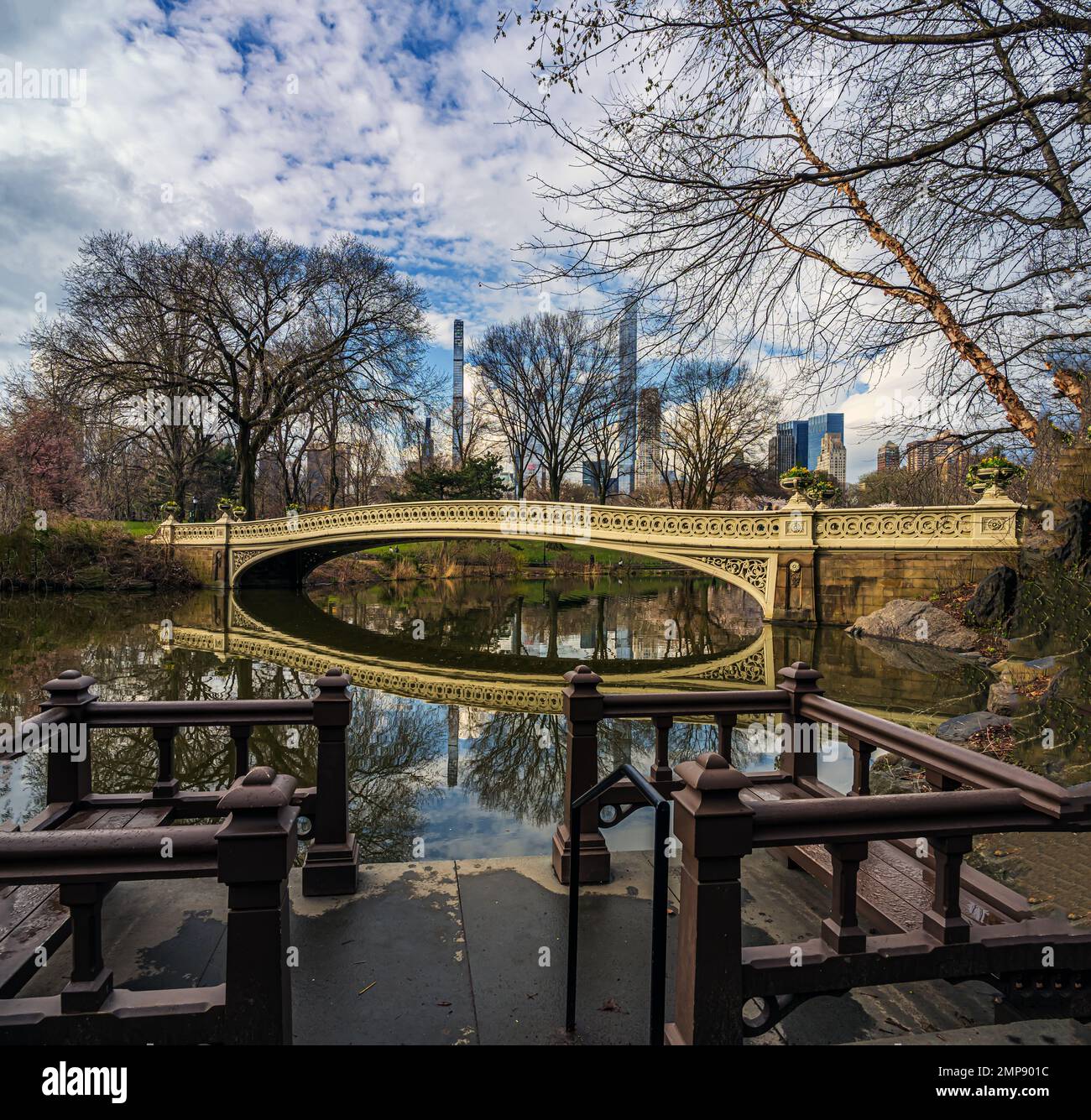 Bow Bridge, Central Park, New York, très tôt au printemps Banque D'Images