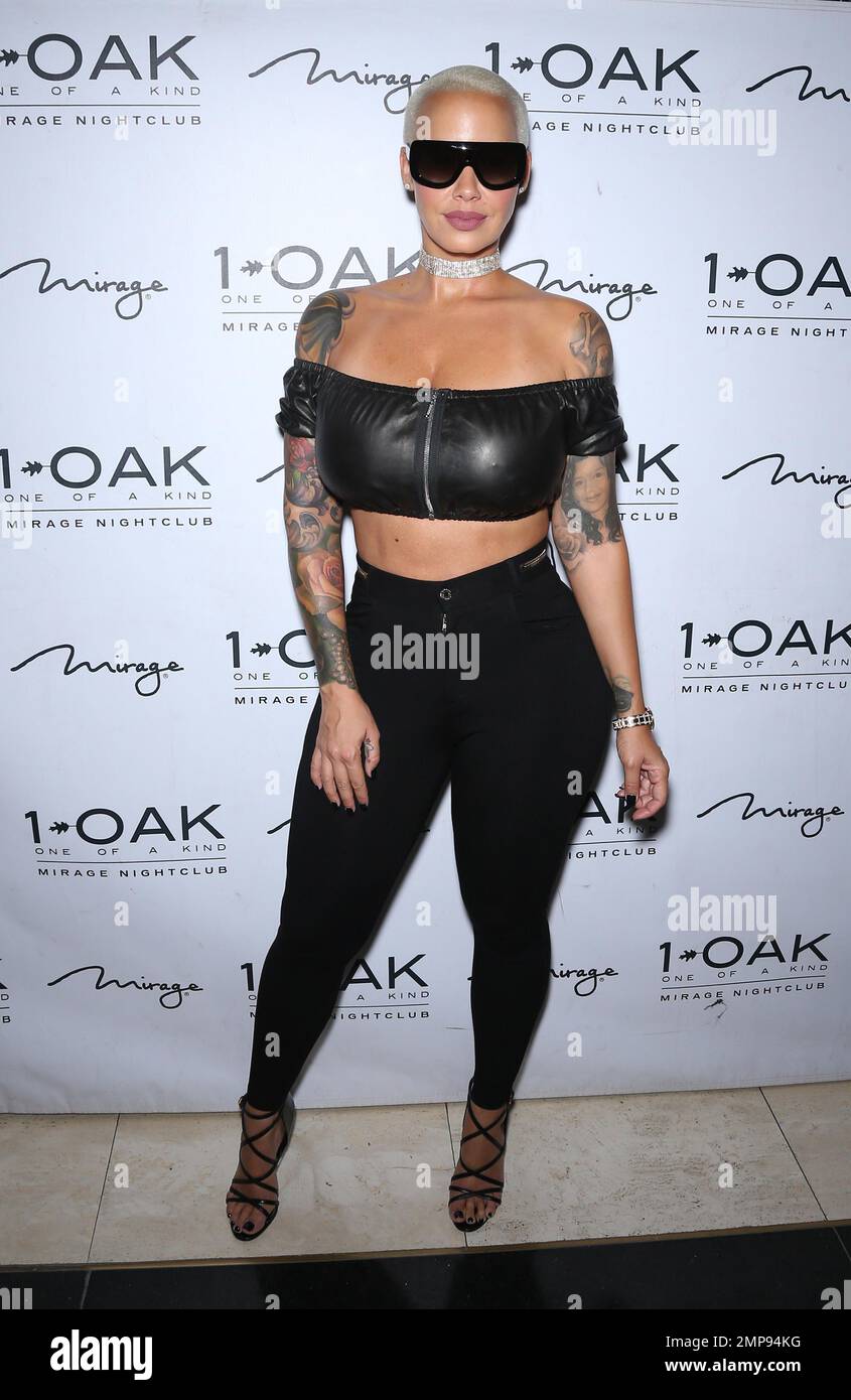 Amber Rose accueille une nuit à la discothèque 1 OAK du Mirage de Las Vegas, Nevada, à la recherche d'un pantalon skinny noir et d'un petit top en cuir assorti qui a montré ses tatouages de manches. Amber l'a surmontée avec une paire de lunettes de soleil surdimensionnées et un collier de choker de diamant. 16th juillet 2016. Banque D'Images