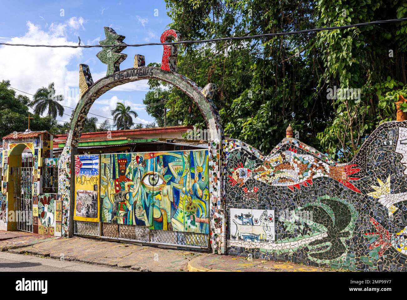 Mur de jardin et portes carrelés à Fusterlandia, Jaimanitas, la Havane, Cuba Banque D'Images