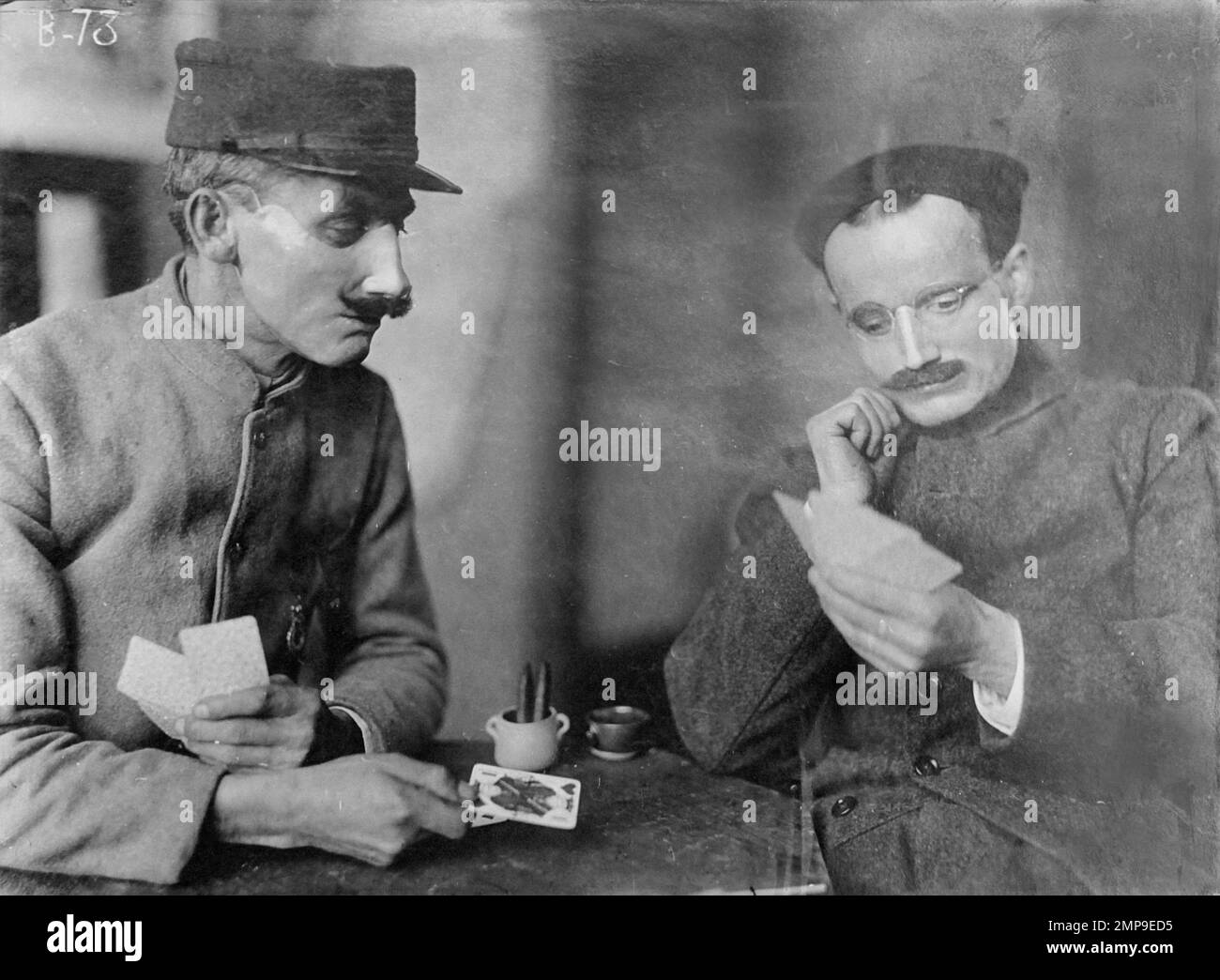 Wounded French soldiers wearing tin masks created by Mrs. Anna Coleman Ladd were photographed at the Red Cross Studio for Portrait Masks for Mutilated Soldiers in Paris, circa 1918. (AP Photo/Corporate Archives) Banque D'Images