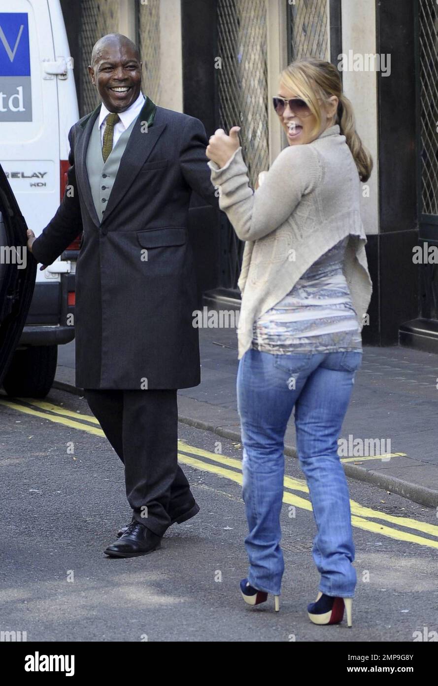 La chanteuse pop américaine Anastacia (Anastacia Lyn Newkirk) était tout sourire et semblait très excitée en dehors du club Ivy où elle attendait une voiture. Anastacia, qui a trouvé plus de succès dans le monde que dans son pays natal, a déclaré aux photographes qu'elle était en ville pour travailler sur une nouvelle émission télévisée. Comme Anastacia est entré dans une voiture, elle a montré sa figure de courbe. Londres, Royaume-Uni. 06/22/10. Banque D'Images