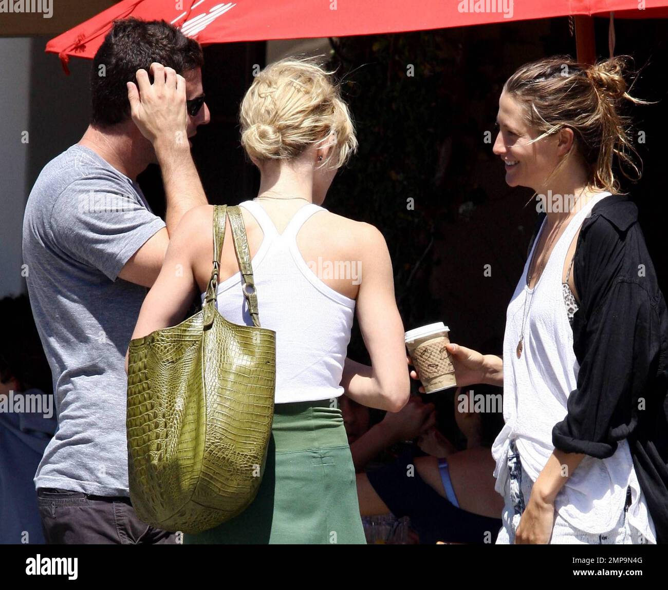 Goes braless Banque de photographies et d’images à haute résolution - Alamy