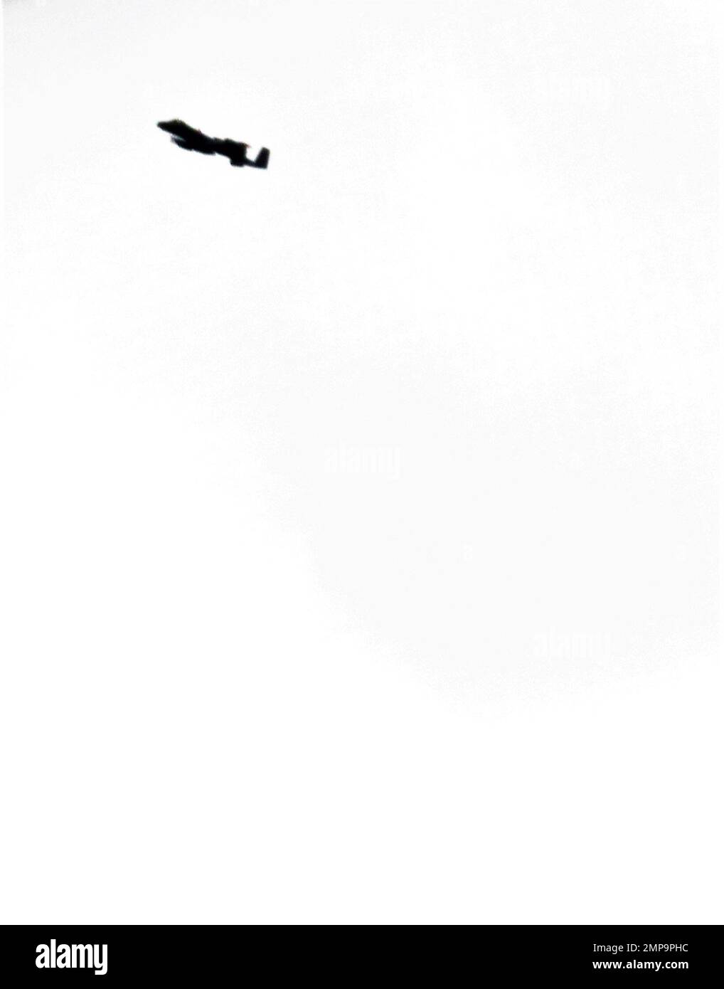 Un pilote de la Force aérienne guide un avion Thunderbolt II A-10C au-dessus de l'espace aérien de South Post à fort McCoy, Wisconsin, le 11 octobre 2022, dans le cadre des opérations de formation à l'installation. Plusieurs A-10s ont terminé le décollage et l'atterrissage sur la bande d'assaut de Young Air sur South Post et les routes aériennes au-dessus de l'installation. Selon la fiche d'information de la Force aérienne pour le A-10C, Thunderbolt II est le premier avion de la Force aérienne spécialement conçu pour soutenir étroitement les forces terrestres. Ils sont simples, efficaces et surviables avions à double moteur qui peuvent être utilisés contre les avions d'attaque maritime légers et tous Banque D'Images