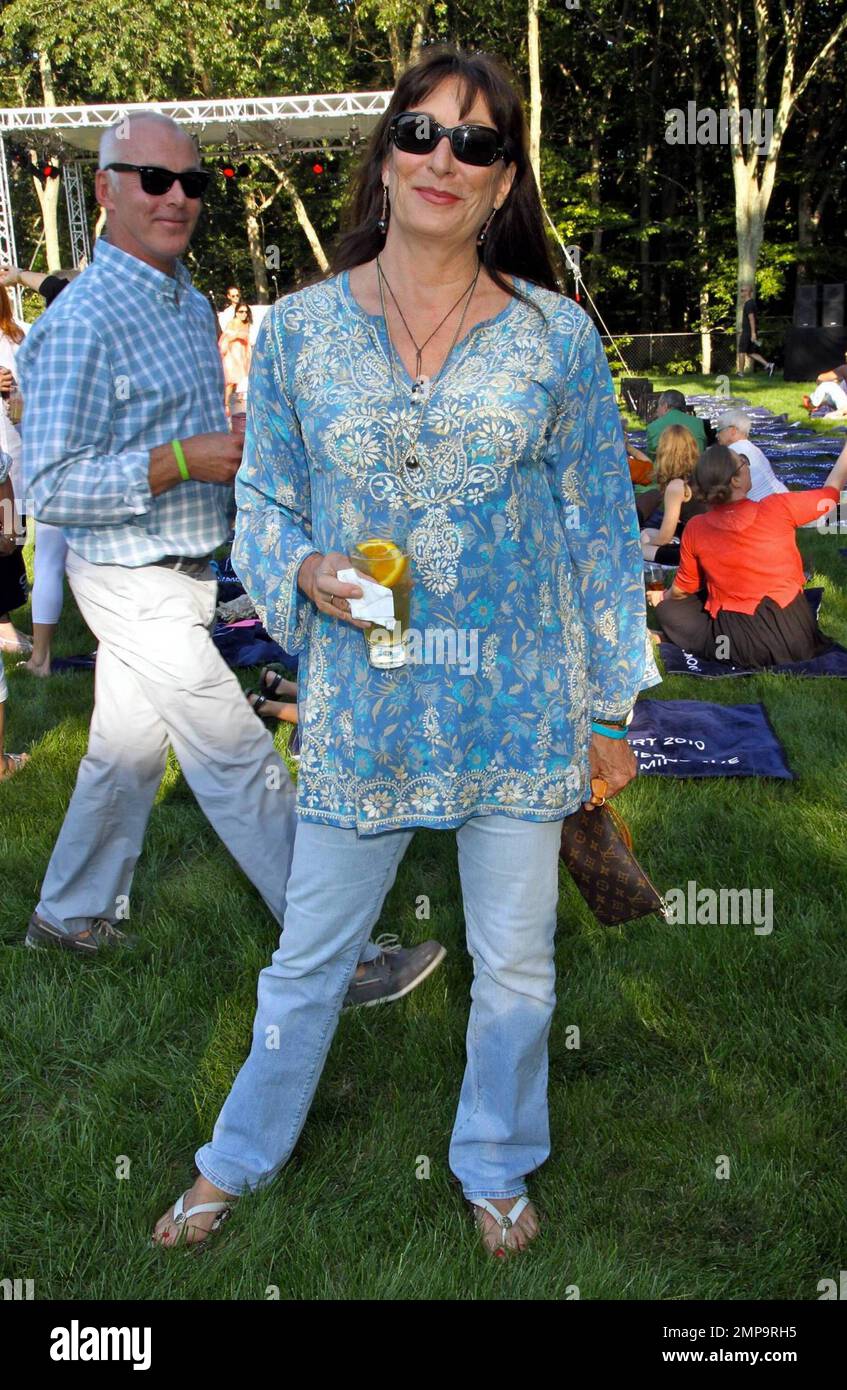 Angelica Huston assiste à la représentation de Kylie Minogue et Rufus  Wainwright au concert d'été de l'usine d'eau : la dernière chanson d'été.  Moulin à eau, NY. 8/28/10 Photo Stock - Alamy