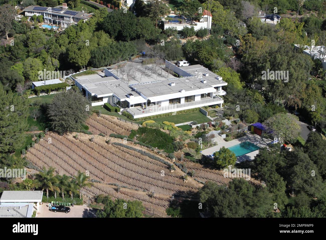 EXCLUSIF !! L'actrice Jennifer Aniston aurait acheté ce magnifique nid  d'amour de $22 millions à Bel Air. La propriété de 8 500 pieds carrés est  perchée sur un terrain estimé de 3,25