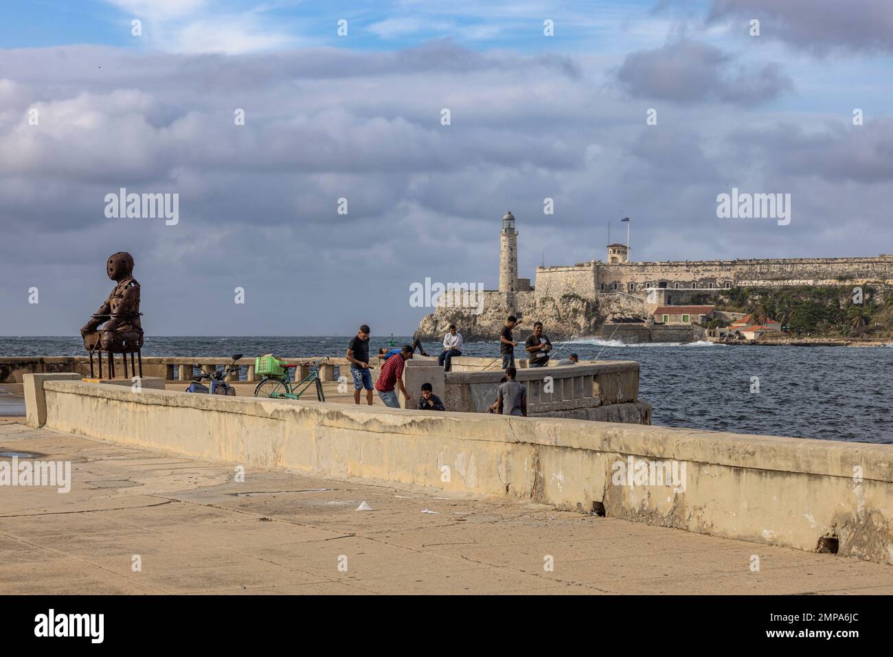 Les Cubains pêchent au canal d'entrée du port de la Havane, Cuba. Banque D'Images