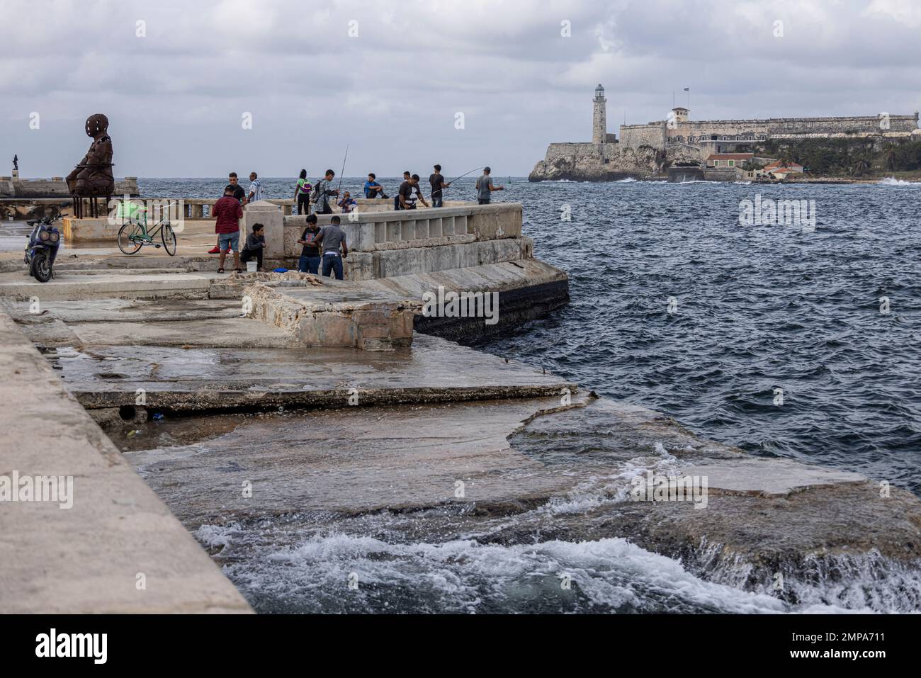 Les Cubains pêchent au canal d'entrée du port de la Havane, Cuba. Banque D'Images