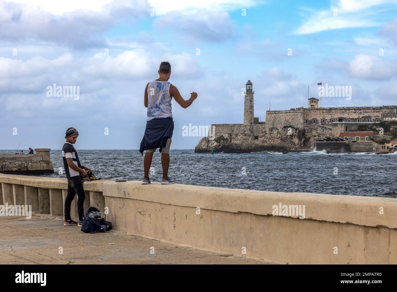 Pêche cubaine sur le mur de mer au canal d'entrée du port de la Havane, Cuba Banque D'Images