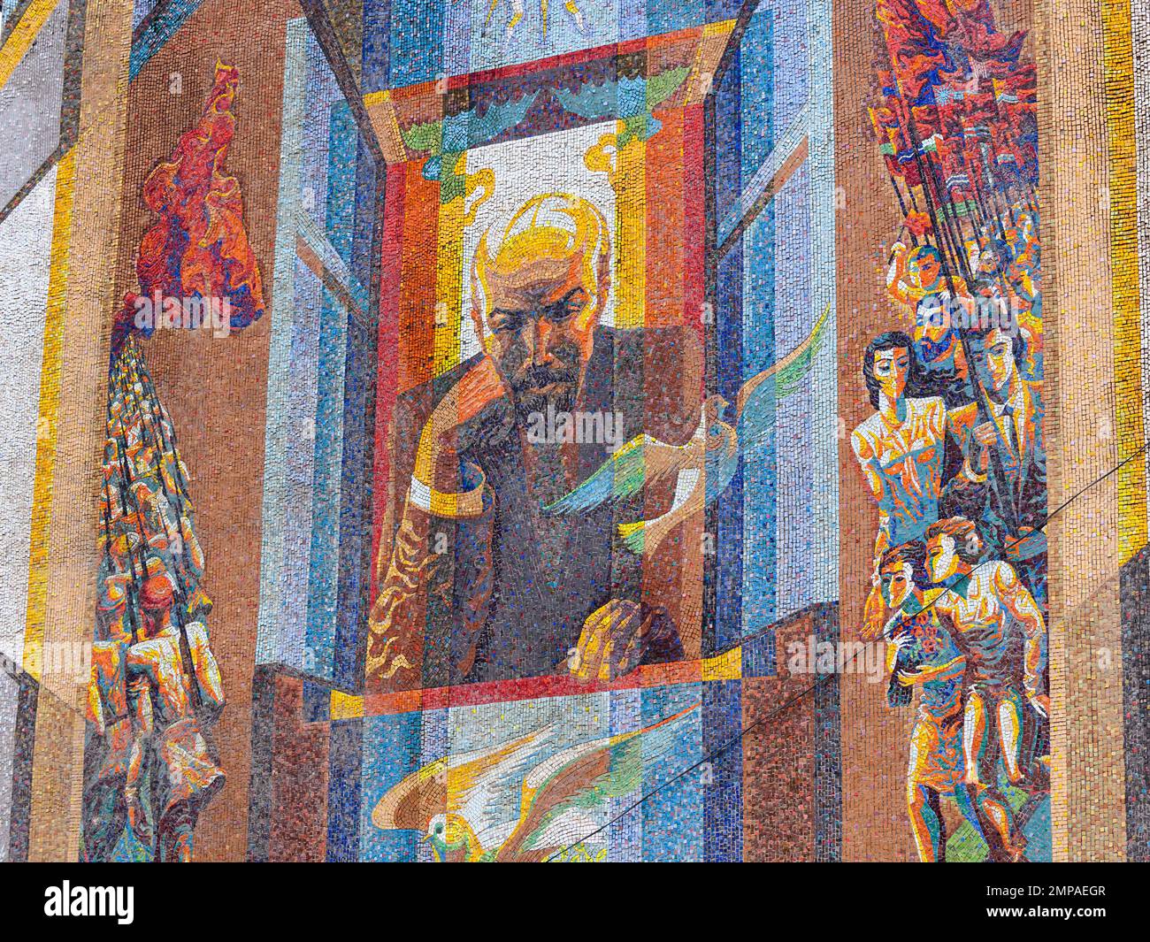 Mosaïque colorée représentant Vladimir Lénine sur le mur d'un bâtiment à Kulob, au Tadjikistan, dans l'ex-URSS. Mosaïque soviétique de Lénine. Banque D'Images