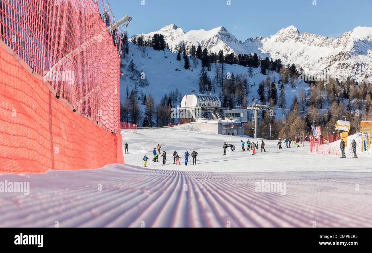 Domaine skiable dans les Alpes Dolomites par beau temps. Vue sur la Pista Mastellissima à Marilleva-Folgarida. Brenta. Italie Banque D'Images