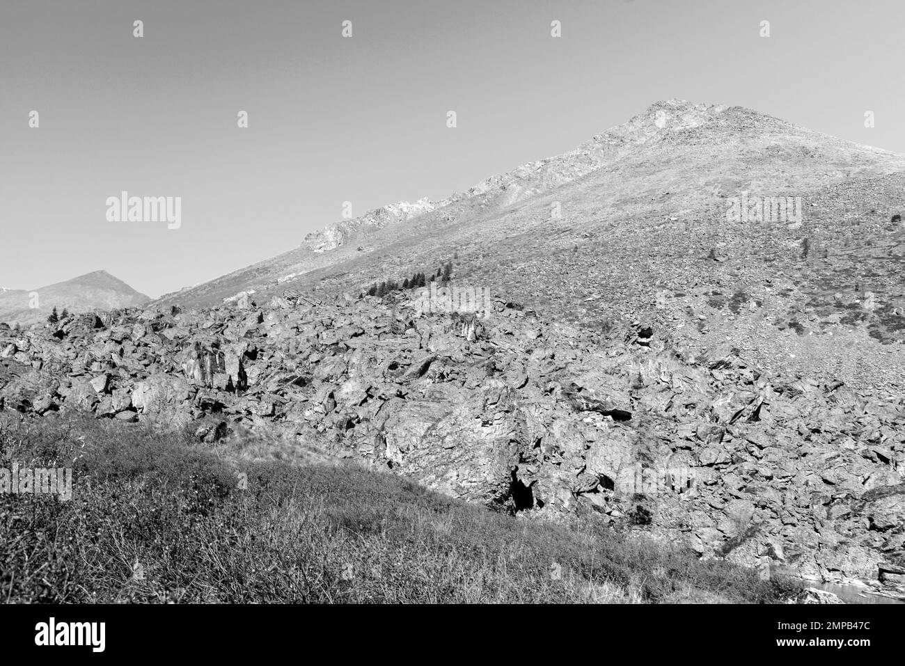 Photo en noir et blanc des montagnes de pierre de l'Altaï en automne. Banque D'Images