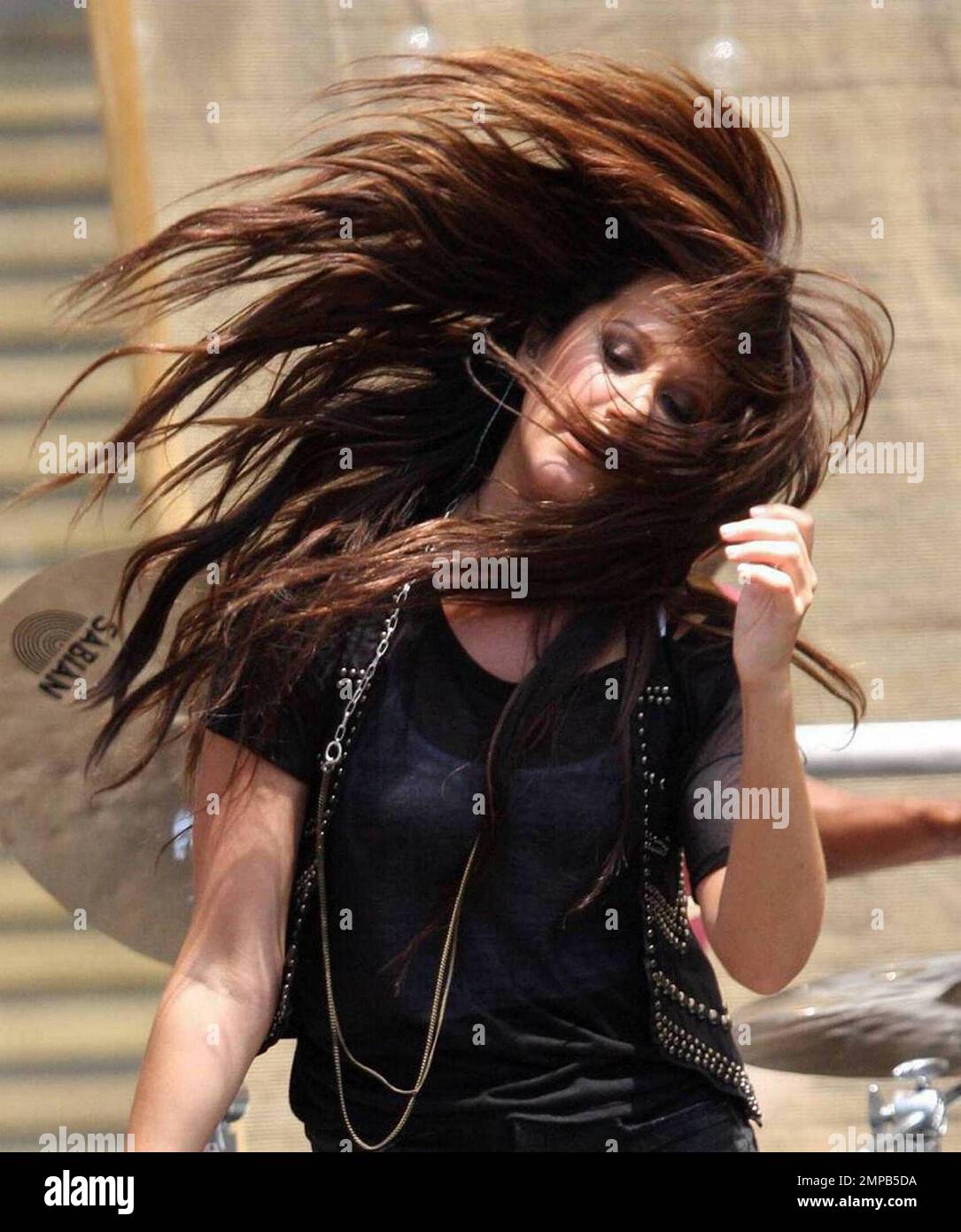 L'actrice et chanteuse Ashley Tisdale se produit dans le centre commercial  Grove, devant une foule de fans qui hurlent. Elle a chanté une sélection de  chansons de son nouveau CD "plaisir coupable".