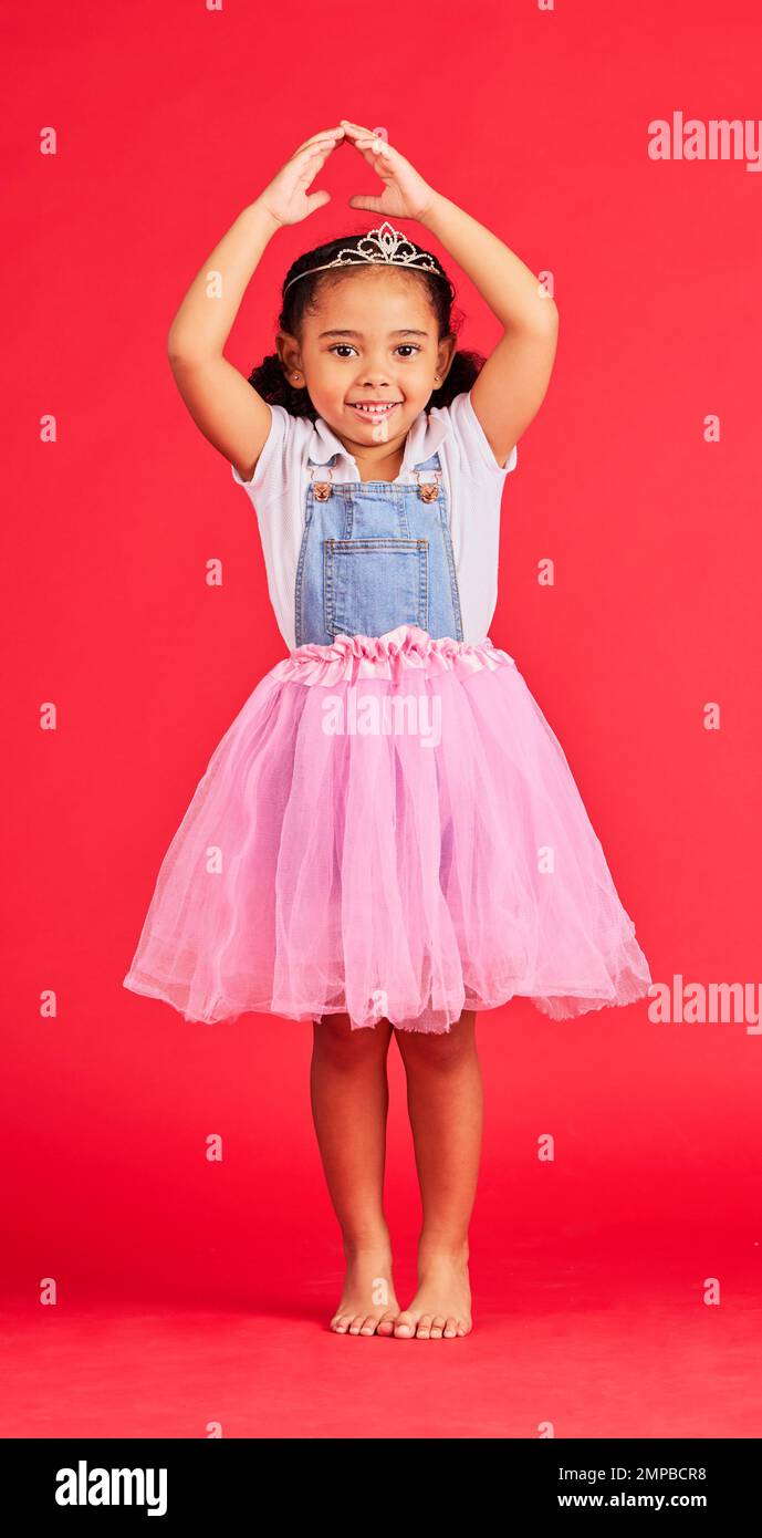 Danse Enfant Heureux Et Portrait En Robe De Princesse Fantaisie Et Fond  Rouge Sur Maquette De Studio Enfants Tenant Jupe Ballerine Vêtements De  Conte De Fées Et Couronne De Mode Avec Jeu