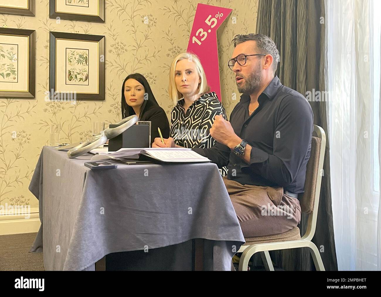 Les membres de la Fédération irlandaise des coiffeurs (de gauche à droite) Vicky Burke, Lisa Eccles et Rossa Danagher parlent aux médias à l'hôtel Buswells de Dublin. Ils ont averti que les coûts de coiffure augmenteront si la TVA passe de 9% à 13,5%. Date de la photo: Mardi 31 janvier 2023. Banque D'Images