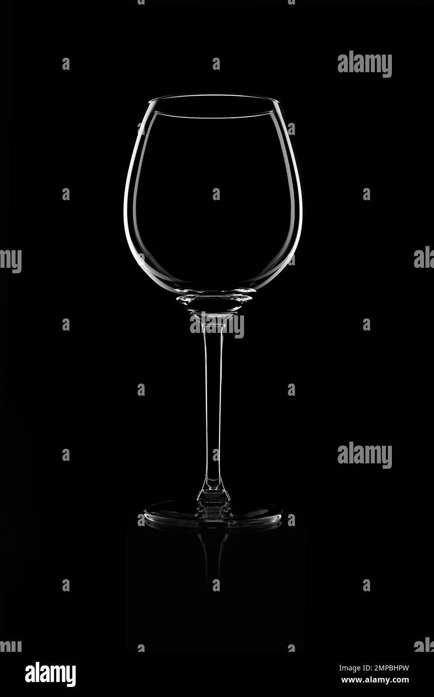 Silhouette en verre rouge sur fond noir Banque D'Images