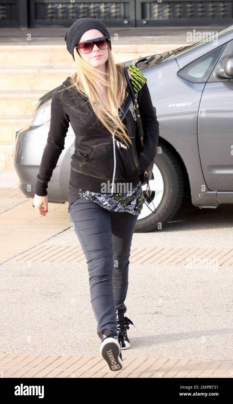 Avril Lavigne revisite une paire de sneakers montantes Chanel lors d'une  journée de shopping à Barneys New York à Beverly Hills, en Californie.  12/13/09 Photo Stock - Alamy