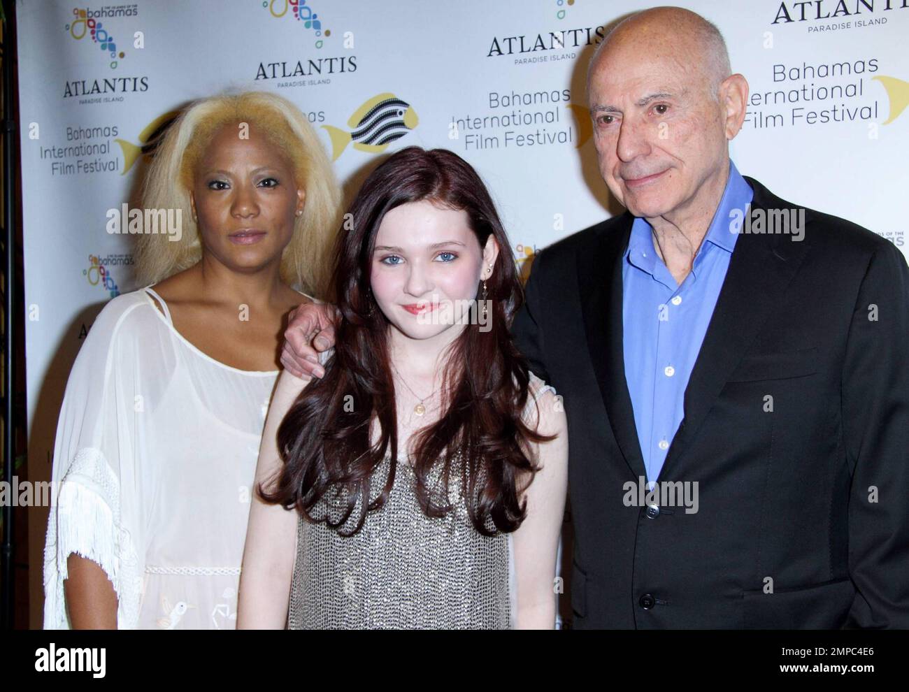 Alan Arkin en compagnie de Leslie Vanderpool, fondateur de BIFF, et de l'actrice Abigail Breslin lors d'un événement organisé au Festival international du film des Bahamas (BIFF) en 7th pour honorer Arkin avec le prix de réalisation de carrière du festival. Organisé au théâtre Atlantis, la co-star « Little Miss Sunshine » d'Arkin, Breslin, lui a remis le prix. Nassau, BHS. 12/04/10. Banque D'Images