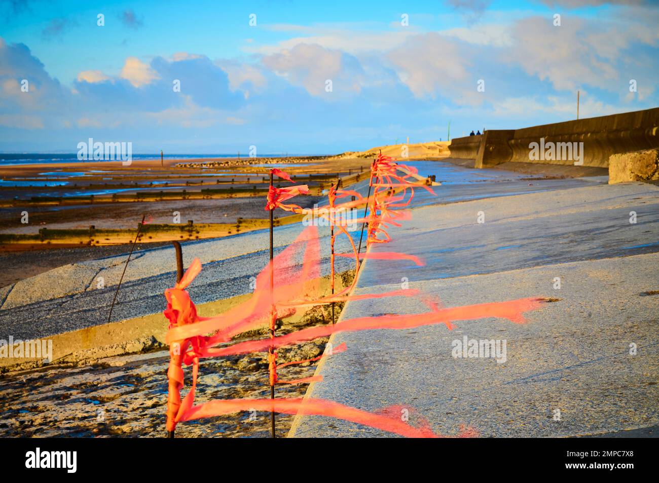 Ruban orange entourant le travail d'ingénierie de digue à Rossall, Fleetwood Banque D'Images