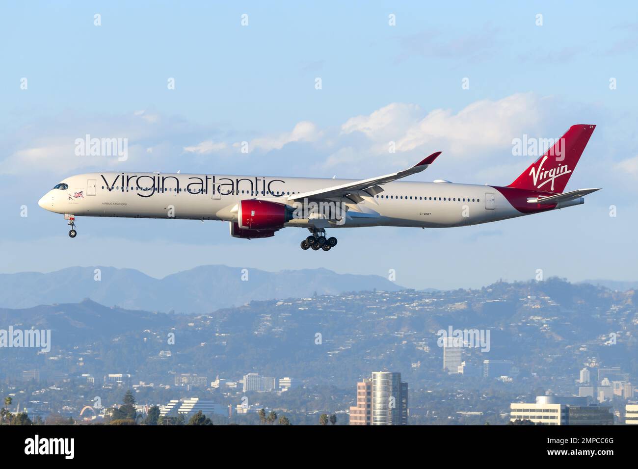 Atterrissage d'un avion Virgin Atlantic Airbus A350-1000. Vol de l'avion A35X de Virgin Atlantic Airways. Banque D'Images