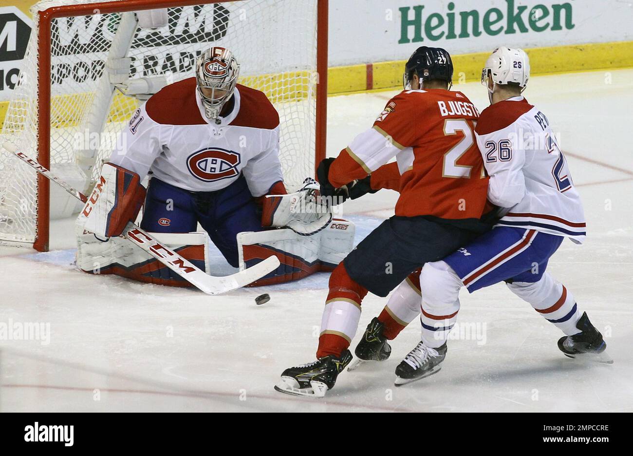 Montreal Canadiens goalie Carey Price, left, blocks a shot from Florida Panthers' Nick Bjugstad, center, as Canadiens' Jeff Petry (26) defends during the first period of an NHL hockey game Saturday, Dec. 30, 2017, in Sunrise, Fla. (AP Photo/Luis M. Alvarez) Banque D'Images