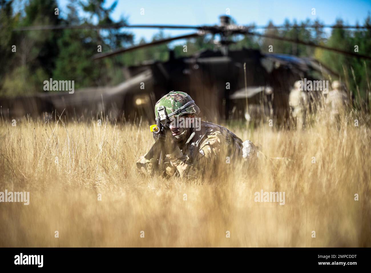 Les troopeurs affectés à la troupe Delta, 4-6 escadron de cavalerie aérienne, 16th Brigade de l'aviation de combat, tirent la sécurité pendant l'entraînement de l'équipe de récupération des aéronefs (DART), à la base interarmées Lewis-McChord, Washington, le 12 octobre 2022. La DART s'entraîne sur une variété de tâches individuelles et collectives qui sont nécessaires à la récupération d'un avion dans le cas où il est en bas et ne peut pas voler sous sa propre puissance. Banque D'Images