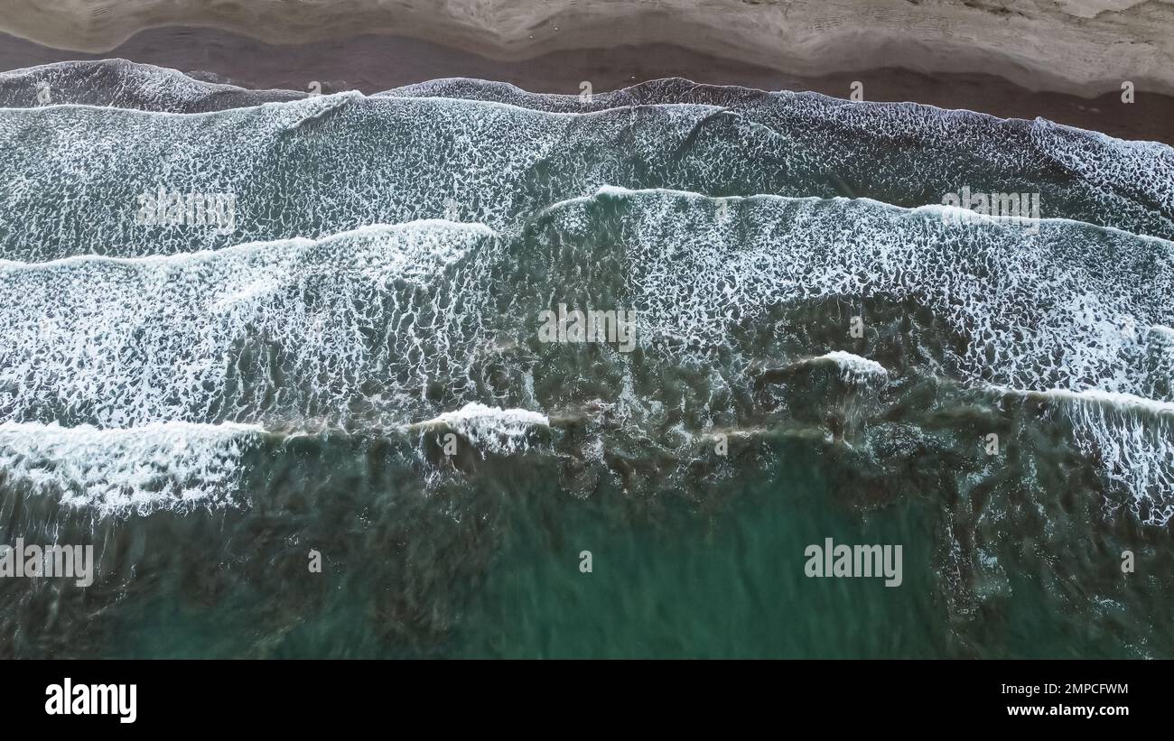Vue aérienne de dessus Drone vidéos des vagues de l'océan atteignant la terre Banque D'Images Vue aérienne de dessus Drone vidéos des vagues de l'océan atteignant la terre Banque D'Images