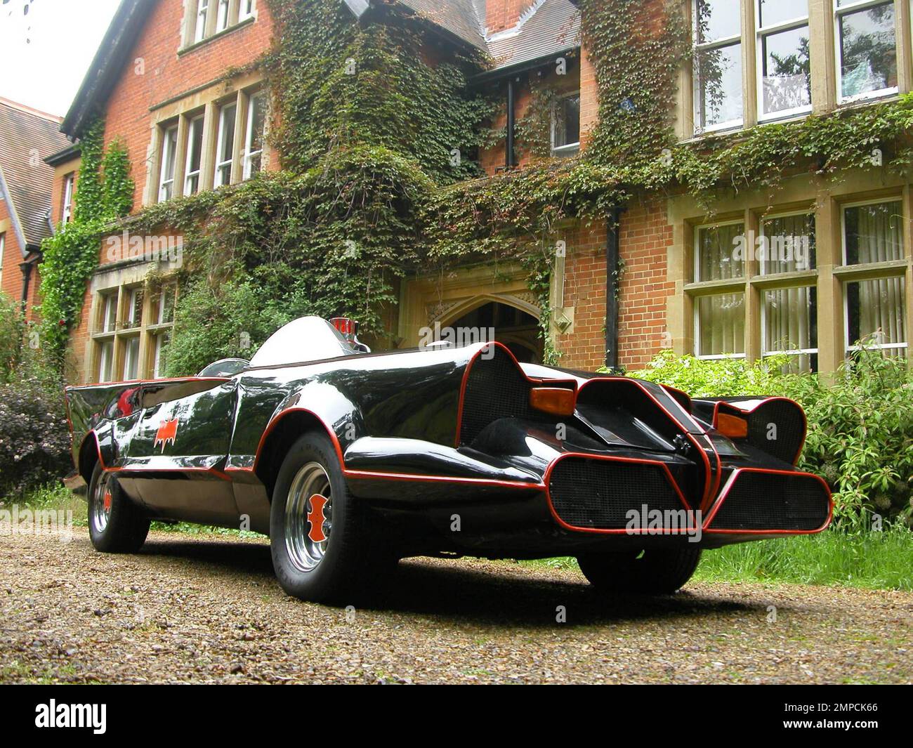 Un enchérisseur chanceux fait maintenant partie de l'histoire de la télévision et quiconque a jamais voulu conduire comme un super-héros sera envieux. Cette réplique du Batmobile datant de 1960s a été mise aux enchères par Historics à Brooklands sur 2 juin 2010 et, avec une offre gagnante de 52 170 $, l'acheteur a gagné une imitation incroyablement frappante de la voiture légendaire. Conçue par Bill Chaplin et basée sur le châssis d'un Lincoln Continental 1973, la voiture présente quelques-uns des jouets préférés de Batman, notamment une télévision au tableau de bord, un module de parachute arrière, des tuyaux d'échappement montés sur le coffre et même un Batphone ainsi que plusieurs autres Batman kee Banque D'Images