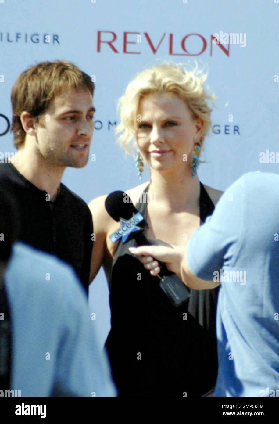 DITA Von Teese, Charlize Theron et Gabrielle Reece (avec leur fille Brody JO Hamilton) assistent à la première du nouveau film "Battle in Seattle" parrainé par Tommy Hilfiger et Revlon à Malibu, CA. 6/29/08. Banque D'Images