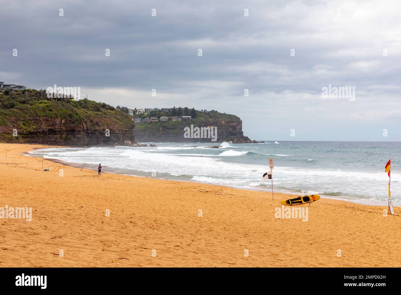 Newport Beach à Sydney, ciel gris couvert 2023 jours d'été, fanions de sauvetage de surf et surf de surf, Sydney, NSW, Australie Banque D'Images
