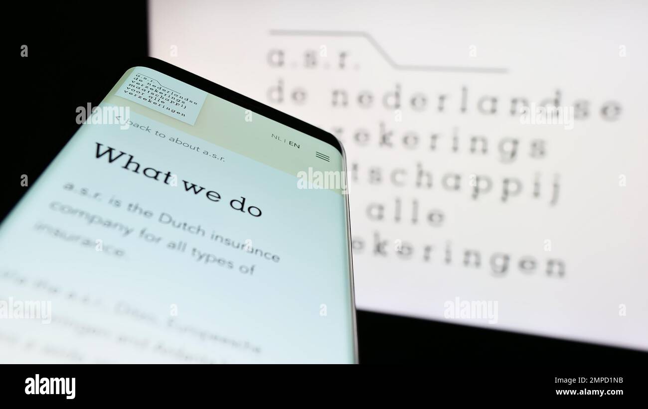 Smartphone avec page web de la compagnie d'assurance néerlandaise ASR Nederland N.V. à l'écran devant le logo de l'entreprise. Faites la mise au point dans le coin supérieur gauche de l'écran du téléphone. Banque D'Images
