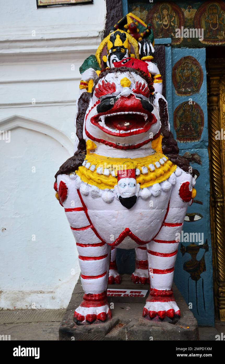 Sculpture sculptant la pierre antique napali lion singha gardien statue à l'ancien ancien Chok Hanuman Dhoka Palais Royal à Basantapur Katmandou pour t Banque D'Images