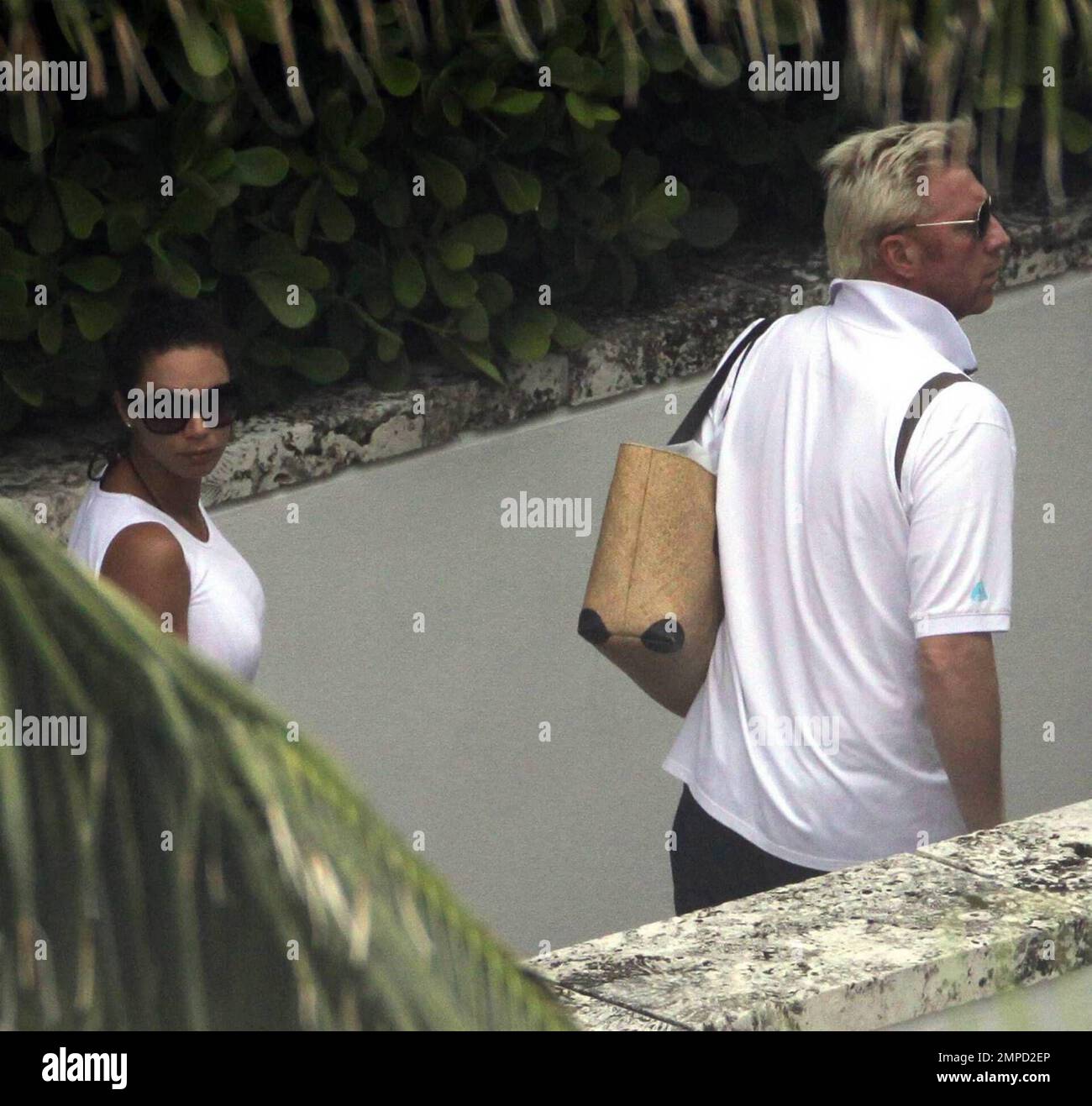 EXCLUSIF !! Boris et Sharlely Becker tentent de faire une promenade à la plage mais une tempête de pluie a mis un terme à leur amusement. Becker a jeté et semblait visiblement déçu que leur promenade romantique ait dû être reportée. Sharlely portait un haut ajusté et des leggings qui montraient sa bosse grandissante pour bébé. Miami, Floride. 8/26/09. Banque D'Images