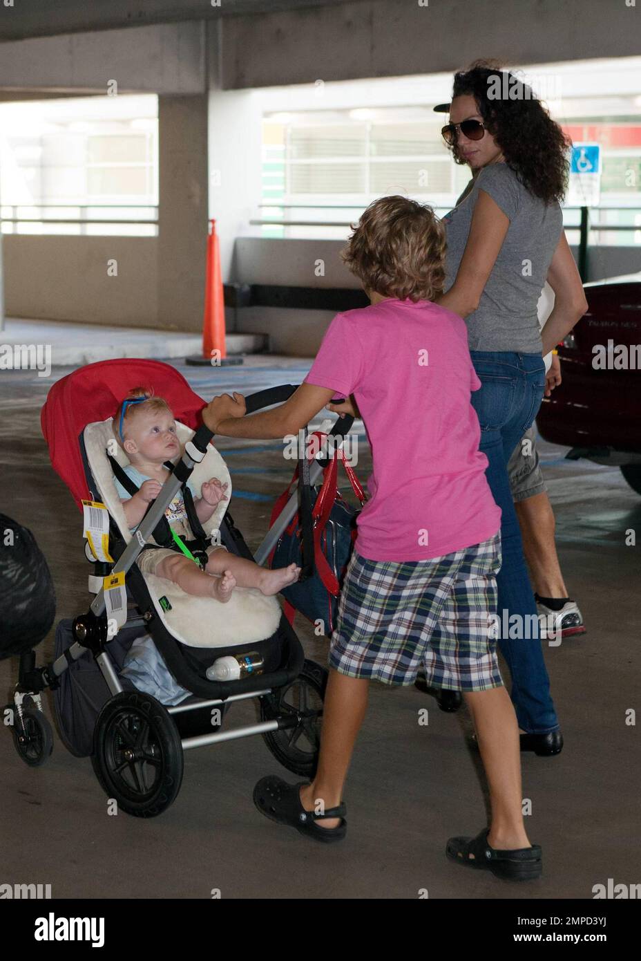 Boris Becker arrive à l'aéroport international de Miami avec sa femme Lilly  et son fils Amadeus après un vol long-courrier en provenance d'Europe et  est accueilli par un entourage qui comprenait ses