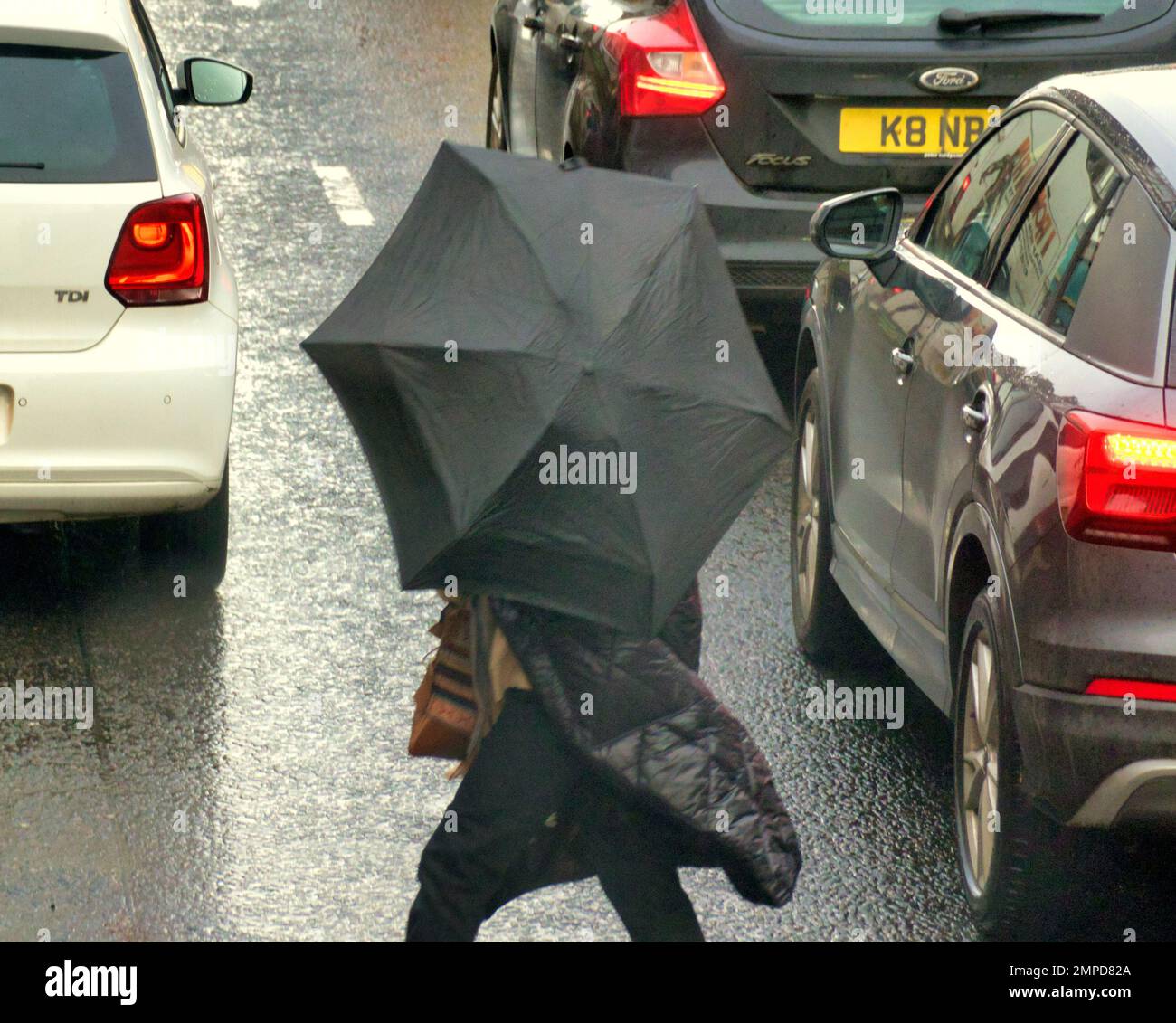 Glasgow, Écosse, Royaume-Uni 31stt janvier 2023. Météo au Royaume-Uni : des parasols de rue froids et humides dominent les rues comme ils se sont déversés dans la ville. Crédit Gerard Ferry/Alay Live News Banque D'Images