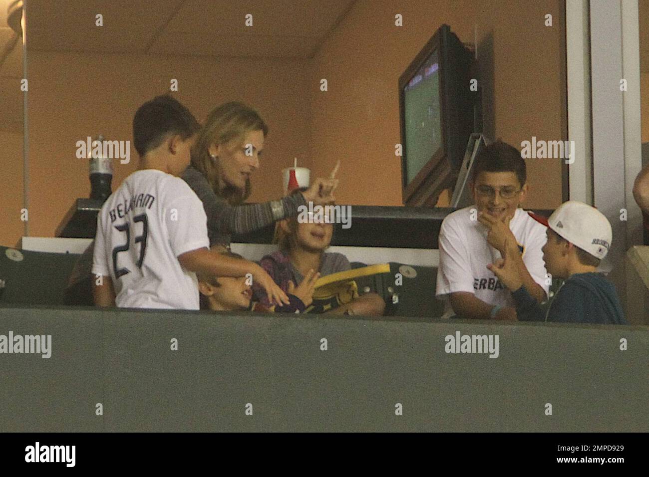 David et Victoria les fils de Beckham Brooklyn, Romeo et Cruz regardent leur père mener la Galaxie à la victoire des Colorado Rapids. Les garçons ont été rejoints par la lauréate du prix de l'Académie, Marlee Matlin, et, à mi-temps, ont appris un certain langage de signe de l'actrice sourde. Il est rapporté que les trois garçons ont montré beaucoup de respect pour les victimes de 9/11 pendant un moment de silence au jeu. Los Angeles, Californie. 9th septembre 2011. . Banque D'Images