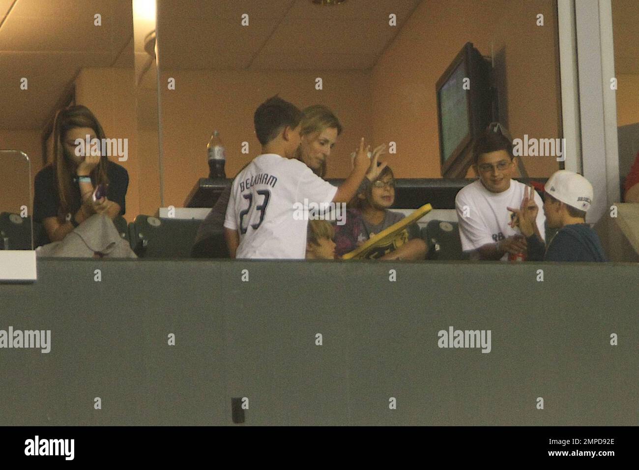 David et Victoria les fils de Beckham Brooklyn, Romeo et Cruz regardent leur père mener la Galaxie à la victoire des Colorado Rapids. Les garçons ont été rejoints par la lauréate du prix de l'Académie, Marlee Matlin, et, à mi-temps, ont appris un certain langage de signe de l'actrice sourde. Il est rapporté que les trois garçons ont montré beaucoup de respect pour les victimes de 9/11 pendant un moment de silence au jeu. Los Angeles, Californie. 9th septembre 2011. . Banque D'Images