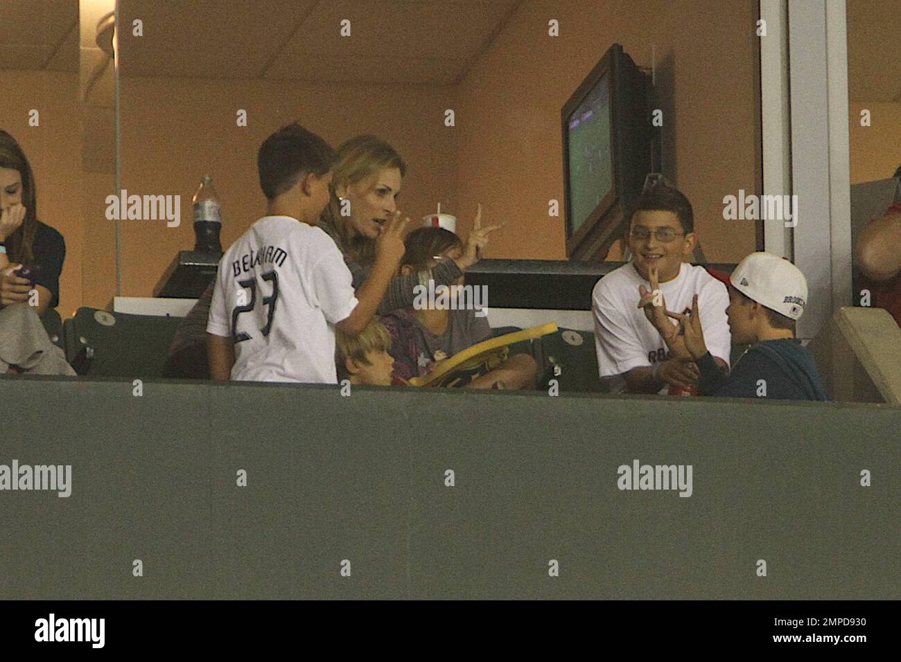 David et Victoria les fils de Beckham Brooklyn, Romeo et Cruz regardent leur père mener la Galaxie à la victoire des Colorado Rapids. Les garçons ont été rejoints par la lauréate du prix de l'Académie, Marlee Matlin, et, à mi-temps, ont appris un certain langage de signe de l'actrice sourde. Il est rapporté que les trois garçons ont montré beaucoup de respect pour les victimes de 9/11 pendant un moment de silence au jeu. Los Angeles, Californie. 9th septembre 2011. Banque D'Images