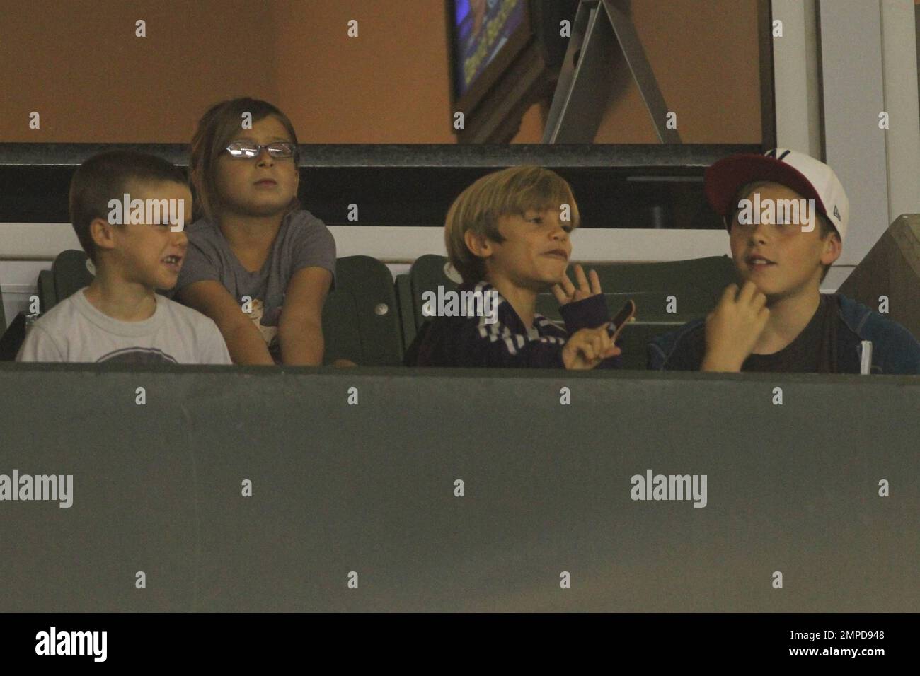 David et Victoria les fils de Beckham Brooklyn, Romeo et Cruz regardent leur père mener la Galaxie à la victoire des Colorado Rapids. Les garçons ont été rejoints par la lauréate du prix de l'Académie, Marlee Matlin, et, à mi-temps, ont appris un certain langage de signe de l'actrice sourde. Il est rapporté que les trois garçons ont montré beaucoup de respect pour les victimes de 9/11 pendant un moment de silence au jeu. Los Angeles, Californie. 9th septembre 2011. Banque D'Images