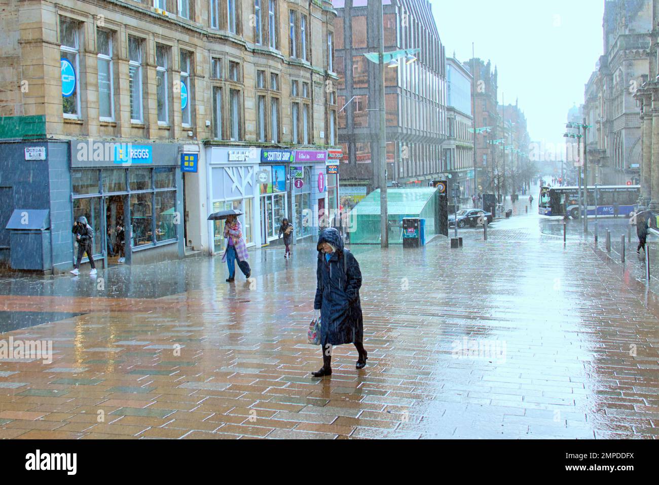 Glasgow, Écosse, Royaume-Uni 31stt janvier 2023. Météo au Royaume-Uni: Froid et humide dans le style Mile de Buchannan rue vu des parasols dominent les rues comme il s'est versé dans la ville. Crédit Gerard Ferry/Alay Live News Banque D'Images