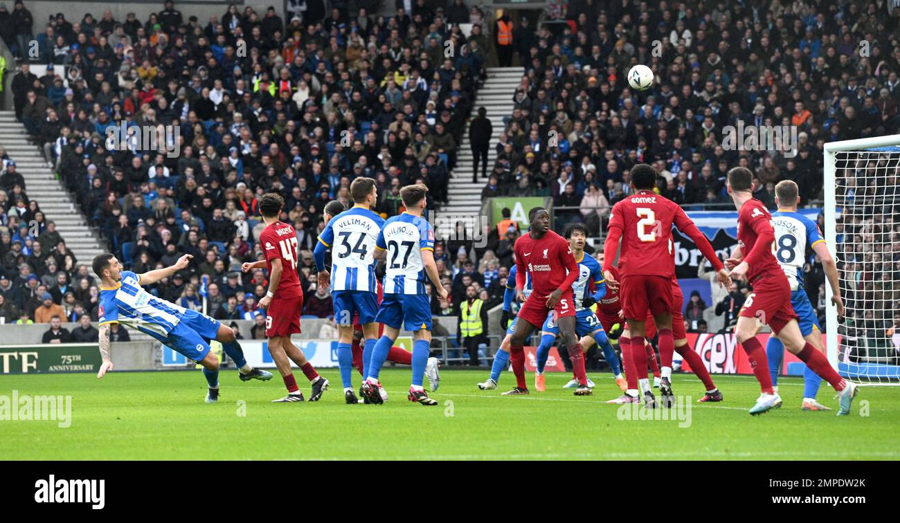 Lewis Dunk de Brighton avec une tête longue portée sur le but lors du match de quatrième tour de la coupe Emirates FA entre Brighton & Hove Albion et Liverpool au stade de la communauté American Express, Brighton, Royaume-Uni - 29th janvier 2023 photo Simon Dack/Telephoto Images. Usage éditorial uniquement. Pas de merchandising. Pour les images de football, les restrictions FA et Premier League s'appliquent inc. Aucune utilisation Internet/mobile sans licence FAPL - pour plus de détails, contactez football Dataco Banque D'Images